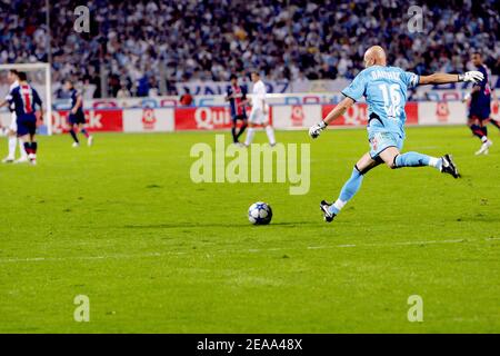 Fabien Barthez, gardien de but d'OM lors du match de championnat français entre l'Olympique de Marseille et Paris Saint-Germain à Marseille, France, le 16 octobre 2005. OM défait PSG 1-0. Photo de Gerald Holubowicz/ABACAPRESS.com Banque D'Images