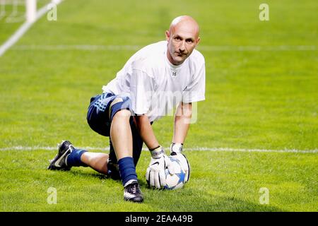 Fabien Barthez, gardien de but d'OM lors du match de championnat français entre l'Olympique de Marseille et Paris Saint-Germain à Marseille, France, le 16 octobre 2005. OM défait PSG 1-0. Photo de Gerald Holubowicz/ABACAPRESS.com Banque D'Images