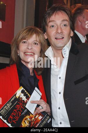 L'acteur français Pierre Palmade et l'actrice française Claire Nadeau assistent à la première de la pièce 'Opening Night' avec Marie-Christine Barrault et dirigée par Jean-Paul Bazziconi au théâtre de la porte Saint-Martin à Paris le 17 octobre 2005. Photo de Bruno Klein/ABACAPRESS.COM. Banque D'Images