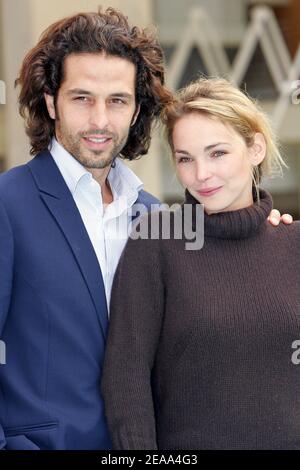 Les acteurs du Maître du Zodiaque (de l à r) Boris Terral et Claire Keim posent à l'hôtel 'Martinez' de Cannes, France, lors du festival MIPCOM 2005, le 18 octobre 2005. Photo de Gerald Holubowicz/ABACAPRESS.COM Banque D'Images