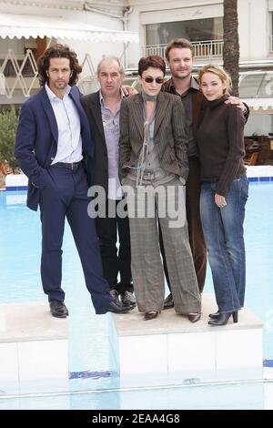 Les acteurs du "Maître du Zodiaque" (de l à r) Boris Terral, Jerome Anger, Lydia Andrei, Yannis Baraban et Claire Keim posent à l'hôtel "Martinez" de Cannes, France, lors du festival MIPCOM 2005, le 18 octobre 2005. Photo de Gerald Holubowicz/ABACAPRESS.COM Banque D'Images