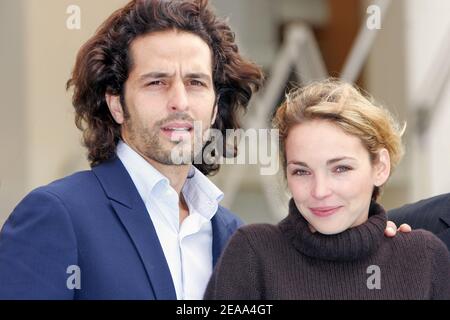 Les acteurs du Maître du Zodiaque (de l à r) Boris Terral et Claire Keim posent à l'hôtel 'Martinez' de Cannes, France, lors du festival MIPCOM 2005, le 18 octobre 2005. Photo de Gerald Holubowicz/ABACAPRESS.COM Banque D'Images