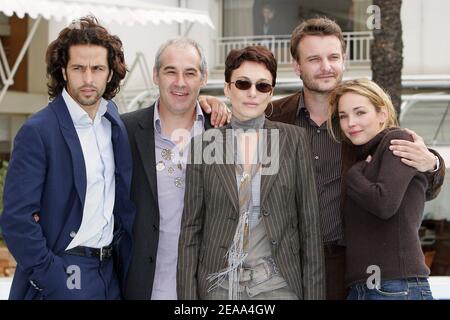 Les acteurs du "Maître du Zodiaque" (de l à r) Boris Terral, Jerome Anger, Lydia Andrei, Yannis Baraban et Claire Keim posent à l'hôtel "Martinez" de Cannes, France, lors du festival MIPCOM 2005, le 18 octobre 2005. Photo de Gerald Holubowicz/ABACAPRESS.COM Banque D'Images