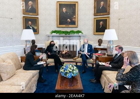 Le président Joe Biden et le vice-président Kamala Harris reçoivent un exposé quotidien du directeur du renseignement national avril Haines, de la conseillère du vice-président à la sécurité nationale Nancy McEldowney et de la conseillère à la sécurité nationale Jake Sullivan le vendredi 22 janvier 2021, dans le bureau ovale de la Maison Blanche. (Photo officielle de la Maison Blanche par Adam Schultz) Banque D'Images