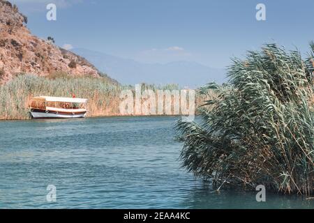 Un bateau-ferry touristique attend les touristes pour une visite touristique et une visite du delta du Dalyan en Turquie. Observation des oiseaux et concept de pêche Banque D'Images