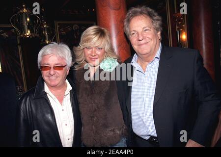 Le musicien français Marc Cerrone, son épouse Jill et le socialite italien Massimo Gargia assistent au cocktail de lancement de Massimo Gargia pour son nouveau livre 'nos amies les starss' à 'chez Castel' à Paris, France, le 18 octobre 2005. Photo de Benoit Pinguet/ABACAPRESS.COM Banque D'Images