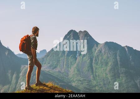 Homme randonnée avec sac à dos en Norvège, en profitant de la vue sur les montagnes voyage aventure vacances trekking plein air actif sain style de vie motivation concept Banque D'Images