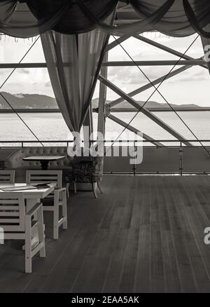 Véritable terrasse confort avec vue sur la mer à ciel nuageux jour noir et blanc Banque D'Images