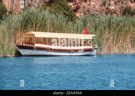 Un bateau-ferry touristique attend les touristes pour une visite touristique et une visite du delta du Dalyan en Turquie. Observation des oiseaux et concept de pêche Banque D'Images