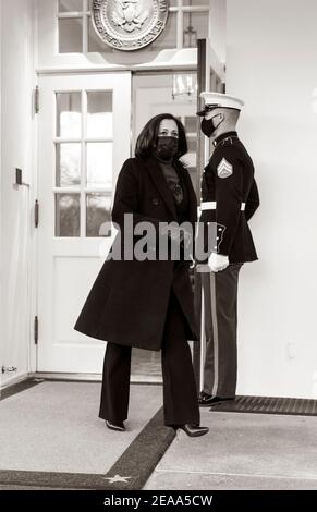 Une sentinelle marine américaine tient la porte ouverte du vice-président Kamala Harris vendredi 22 janvier 2021, alors qu'elle sort de l'entrée du hall de l'aile ouest de la Maison Blanche. (Photo officielle de la Maison Blanche par Lawrence Jackson) Banque D'Images