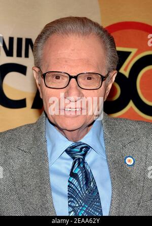 Larry King de CNN pose pour des photos lorsqu'il arrive à la fête d'anniversaire « Good Morning America » d'ABC, qui s'est tenue au Lincoln Center de New York, le mardi 25 octobre 2005. Photo de Nicolas Khayat/ABACAPRESS.COM' Banque D'Images