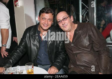 EXCLUSIF. Le producteur français de télévision Valery Zeitoun (L) et le réalisateur Olympia Arnaud Delbarre participent à la fête 'EtoileCasting' organisée par le producteur de télévision Gerard Louvin et parrainée par Aigo Electronics, au club 'l'Etoile' de Paris, France, le 25 octobre 2005. Photo de Benoit Pinguet/ABACAPRESS.COM Banque D'Images