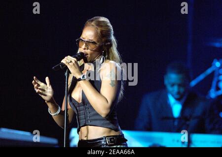 La chanteuse américaine Mary J. Blige se produit à la Music Box à Hollywood, Los Angeles, CA, USA, le 25 octobre 2005. Photo de Lionel Hahn/ABACAPRESS.COM Banque D'Images