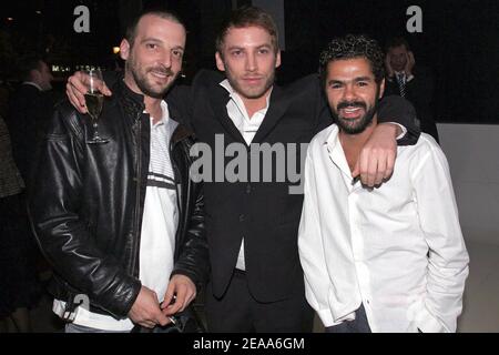 EXCLUSIF, le producteur français Mathieu Kassovitz, le designer français ora Ito, humoriste français et acteur Jamel Debbouze assistent à la fête d'ouverture de la salle d'exposition Toyota « le rendez-vous Toyota » sur l'avenue des champs-Elysées à Paris, en France, le 27 octobre 2005. Photo de Benoit Pinguet/ABACAPRESS.COM Banque D'Images