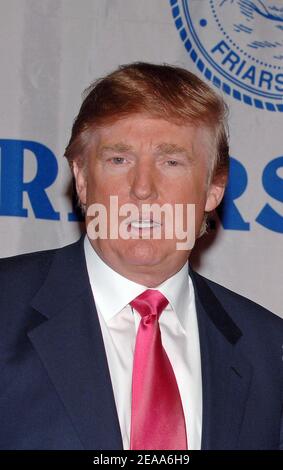 Donald Trump pose pour des photos lors de la torréfaction du Friars Club de Don King, qui s'est tenue à l'hôtel Hilton de New York City, NY, USA, le vendredi 28 octobre 2005. Photo de Nicolas Khayat/ABACAPRESS.COM Banque D'Images