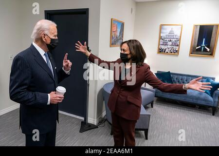 Le vice-président Kamala Harris ouvre ses bras lorsqu’elle s’entretient avec le président Joe Biden à l’extérieur de l’auditorium de la Cour du Sud, dans le bâtiment Eisenhower Executive Office de la Maison Blanche, le lundi 25 janvier 2021, avant que le président n’ait prononcé ses remarques et signé l’exécutif pour son initiative « Buy American ». (Photo officielle de la Maison Blanche par Adam Schultz) Banque D'Images