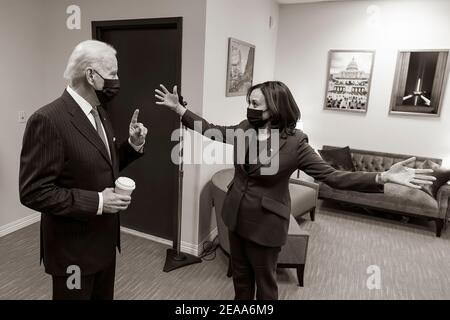 Le vice-président Kamala Harris ouvre ses bras lorsqu’elle s’entretient avec le président Joe Biden à l’extérieur de l’auditorium de la Cour du Sud, dans le bâtiment Eisenhower Executive Office de la Maison Blanche, le lundi 25 janvier 2021, avant que le président n’ait prononcé ses remarques et signé l’exécutif pour son initiative « Buy American ». (Photo officielle de la Maison Blanche par Adam Schultz) Banque D'Images