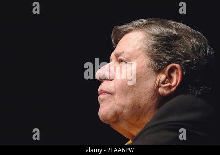 EXCLUSIF. Jerry Lewis parle de son nouveau livre, Dean & Me: A Love Story, un livre co-écrit par James Kaplan qui retrace Lewis 50 ans de relation avec Dean Martin lors d'une apparition spéciale au Jewish Community Center le 30 2005 octobre à Washington. Le duo comique qui a grimpé en popularité dans l'Amérique d'après-guerre, Lewis et Martin sont finalement allés en solo en raison de différences personnelles. Photo par Olivier Douliery/ABACAPRESS.COM Banque D'Images