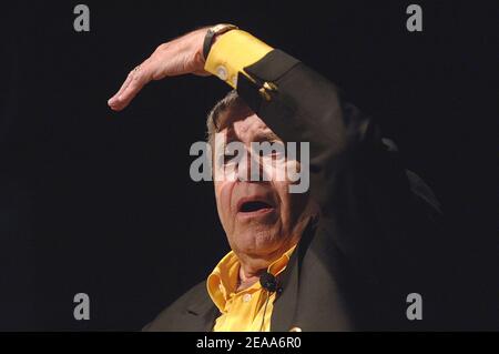 EXCLUSIF. Jerry Lewis parle de son nouveau livre, Dean & Me: A Love Story, un livre co-écrit par James Kaplan qui retrace Lewis 50 ans de relation avec Dean Martin lors d'une apparition spéciale au Jewish Community Center le 30 2005 octobre à Washington. Le duo comique qui a grimpé en popularité dans l'Amérique d'après-guerre, Lewis et Martin sont finalement allés en solo en raison de différences personnelles. Photo par Olivier Douliery/ABACAPRESS.COM Banque D'Images