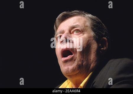 EXCLUSIF. Jerry Lewis parle de son nouveau livre, Dean & Me: A Love Story, un livre co-écrit par James Kaplan qui retrace Lewis 50 ans de relation avec Dean Martin lors d'une apparition spéciale au Jewish Community Center le 30 2005 octobre à Washington. Le duo comique qui a grimpé en popularité dans l'Amérique d'après-guerre, Lewis et Martin sont finalement allés en solo en raison de différences personnelles. Photo par Olivier Douliery/ABACAPRESS.COM Banque D'Images
