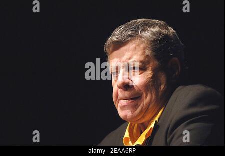 EXCLUSIF. Jerry Lewis parle de son nouveau livre, Dean & Me: A Love Story, un livre co-écrit par James Kaplan qui retrace Lewis 50 ans de relation avec Dean Martin lors d'une apparition spéciale au Jewish Community Center le 30 2005 octobre à Washington. Le duo comique qui a grimpé en popularité dans l'Amérique d'après-guerre, Lewis et Martin sont finalement allés en solo en raison de différences personnelles. Photo par Olivier Douliery/ABACAPRESS.COM Banque D'Images