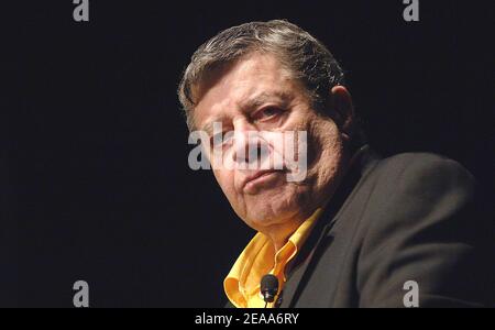 EXCLUSIF. Jerry Lewis parle de son nouveau livre, Dean & Me: A Love Story, un livre co-écrit par James Kaplan qui retrace Lewis 50 ans de relation avec Dean Martin lors d'une apparition spéciale au Jewish Community Center le 30 2005 octobre à Washington. Le duo comique qui a grimpé en popularité dans l'Amérique d'après-guerre, Lewis et Martin sont finalement allés en solo en raison de différences personnelles. Photo par Olivier Douliery/ABACAPRESS.COM Banque D'Images