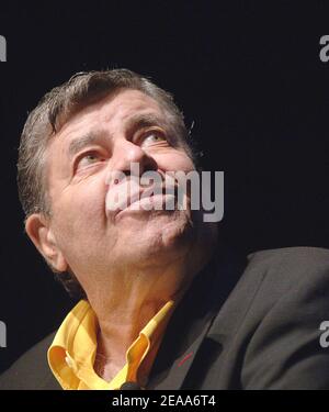 EXCLUSIF. Jerry Lewis parle de son nouveau livre, Dean & Me: A Love Story, un livre co-écrit par James Kaplan qui retrace Lewis 50 ans de relation avec Dean Martin lors d'une apparition spéciale au Jewish Community Center le 30 2005 octobre à Washington. Le duo comique qui a grimpé en popularité dans l'Amérique d'après-guerre, Lewis et Martin sont finalement allés en solo en raison de différences personnelles. Photo par Olivier Douliery/ABACAPRESS.COM Banque D'Images