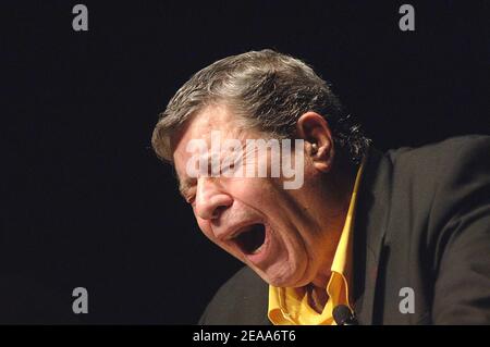EXCLUSIF. Jerry Lewis parle de son nouveau livre, Dean & Me: A Love Story, un livre co-écrit par James Kaplan qui retrace Lewis 50 ans de relation avec Dean Martin lors d'une apparition spéciale au Jewish Community Center le 30 2005 octobre à Washington. Le duo comique qui a grimpé en popularité dans l'Amérique d'après-guerre, Lewis et Martin sont finalement allés en solo en raison de différences personnelles. Photo par Olivier Douliery/ABACAPRESS.COM Banque D'Images
