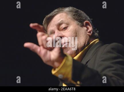 EXCLUSIF. Jerry Lewis parle de son nouveau livre, Dean & Me: A Love Story, un livre co-écrit par James Kaplan qui retrace Lewis 50 ans de relation avec Dean Martin lors d'une apparition spéciale au Jewish Community Center le 30 2005 octobre à Washington. Le duo comique qui a grimpé en popularité dans l'Amérique d'après-guerre, Lewis et Martin sont finalement allés en solo en raison de différences personnelles. Photo par Olivier Douliery/ABACAPRESS.COM Banque D'Images