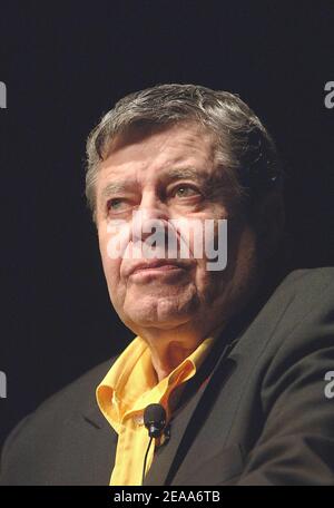 EXCLUSIF. Jerry Lewis parle de son nouveau livre, Dean & Me: A Love Story, un livre co-écrit par James Kaplan qui retrace Lewis 50 ans de relation avec Dean Martin lors d'une apparition spéciale au Jewish Community Center le 30 2005 octobre à Washington. Le duo comique qui a grimpé en popularité dans l'Amérique d'après-guerre, Lewis et Martin sont finalement allés en solo en raison de différences personnelles. Photo par Olivier Douliery/ABACAPRESS.COM Banque D'Images