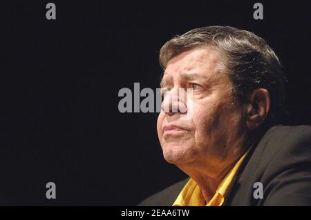 EXCLUSIF. Jerry Lewis parle de son nouveau livre, Dean & Me: A Love Story, un livre co-écrit par James Kaplan qui retrace Lewis 50 ans de relation avec Dean Martin lors d'une apparition spéciale au Jewish Community Center le 30 2005 octobre à Washington. Le duo comique qui a grimpé en popularité dans l'Amérique d'après-guerre, Lewis et Martin sont finalement allés en solo en raison de différences personnelles. Photo par Olivier Douliery/ABACAPRESS.COM Banque D'Images