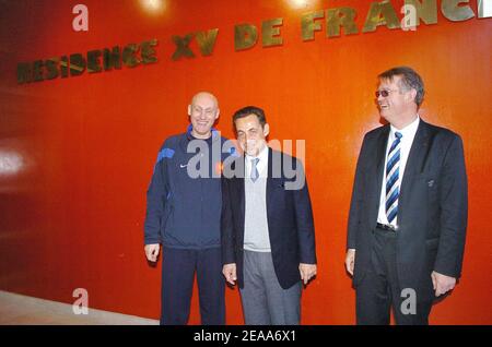 Le ministre français de l'intérieur Nicolas Sarkozy visite le siège de l'équipe française de rugby à Marcoussis, en France. Il est accueilli par l'entraîneur national français Bernard Laporte et le président de la FFR Bernard Lapasset le 1er novembre 2005. Photo de Bruno Klein/ABACAPRESS.COM. Banque D'Images