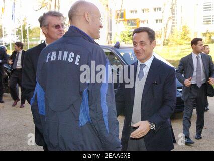 Le ministre français de l'intérieur Nicolas Sarkozy visite le siège de l'équipe française de rugby à Marcoussis, en France. Il est accueilli par l'entraîneur national français Bernard Laporte et le président de la FFR Bernard Lapasset le 1er novembre 2005. Photo de Bruno Klein/ABACAPRESS.COM. Banque D'Images