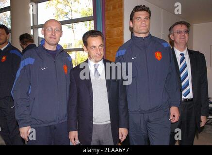 Le ministre français de l'intérieur Nicolas Sarkozy visite le siège de l'équipe française de rugby à Marcoussis, en France. Il est accueilli par l'entraîneur national français Bernard Laporte et le président de la FFR Bernard Lapasset le 1er novembre 2005. Photo de Bruno Klein/ABACAPRESS.COM. Banque D'Images