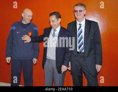 Le ministre français de l'intérieur Nicolas Sarkozy visite le siège de l'équipe française de rugby à Marcoussis, en France. Il est accueilli par l'entraîneur national français Bernard Laporte et le président de la FFR Bernard Lapasset le 1er novembre 2005. Photo de Bruno Klein/ABACAPRESS.COM. Banque D'Images