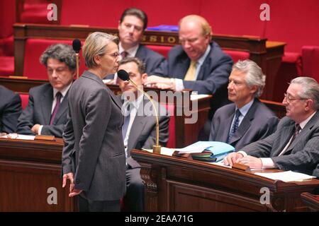 La ministre française de la Défense, Michele Alliot-Marie, a pris la parole à l'heure des questions au Parlement à Paris, en France, le 2 novembre 2005. Photo de Mousse/ABACAPRESS.COM Banque D'Images