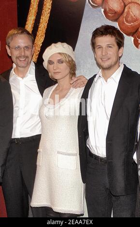 Le réalisateur français Gilles Marchand, l'acteur français Guillaume Canet et sa femme l'actrice d'origine allemande Diane Kruger à la première de 'Joyeux Noel' réalisée par Gilles Marchand, tenue à l'UGC Normandie sur l'avenue des champs-Elysées à Paris, France, le 03 novembre 2005. Photo de Giancarlo Gorassini/ABACAPRESS.COM Banque D'Images