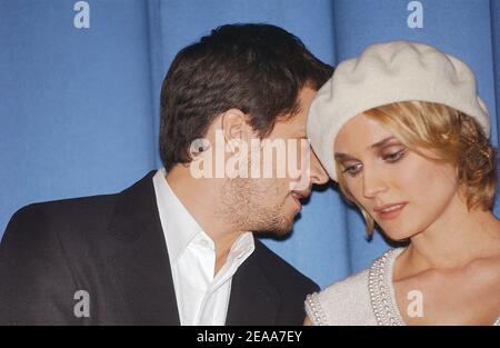L'acteur français Guillaume Canet et sa femme actrice d'origine allemande Diane Kruger à la première de 'Joyeux Noel' réalisée par Gilles Marchand, tenue à l'UGC Normandie sur l'avenue des champs-Elysées à Paris, France, le 03 novembre 2005. Photo de Giancarlo Gorassini/ABACAPRESS.COM Banque D'Images