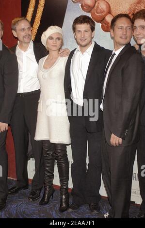 Le réalisateur français Gilles Marchand, l'acteur français Guillaume Canet, sa femme l'actrice d'origine allemande Diane Kruger et Benno Furmann lors de la première de 'Joyeux Noel' réalisée par Gilles Marchand, tenue à l'UGC Normandie sur l'avenue des champs-Elysées à Paris, France, le 03 novembre 2005. Photo de Giancarlo Gorassini/ABACAPRESS.COM Banque D'Images