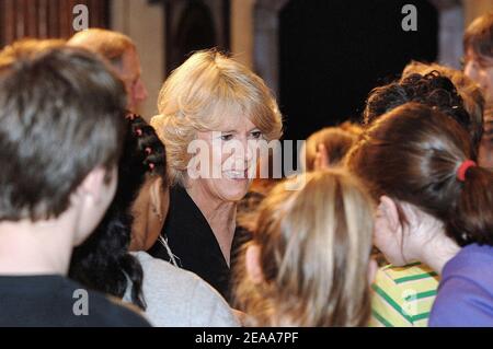 Camilla Parker Bowles, duchesse de Cornwall rencontre des enfants lors de sa visite à la bibliothèque Folger Shakespeare le quatrième jour de leur visite de 8 jours aux États-Unis. Washingtown, DC, États-Unis, le 4 novembre 2005. Photo par Olivier Douliery/ABACAPRESS.COM Banque D'Images