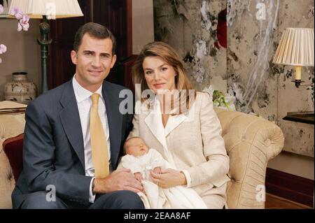 Infanta Leonor pose avec sa mère la princesse Letizia, son père le prince héritier Felipe au palais Zarzuela à Madrid, Espagne, le 7 novembre 2005. La future reine d'Espagne, la princesse Letizia, a donné naissance il y a une semaine au premier enfant du couple, une fille nommée Leonor, prêtant d'urgence à un débat sur la modification de la constitution pour donner aux femmes le même droit que les hommes d'hériter du trône. Photo de Casa Real/Borja/ABACAPRESS.COM. Banque D'Images