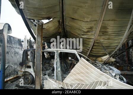 Les ruines d'un entrepôt textile chinois incendié la 12e nuit des émeutes dans la banlieue parisienne du Bourget, en France, le 5 novembre 2005. De petits groupes mobiles de jeunes ont incendié des centaines de voitures supplémentaires et les violences et les attaques incendiaires qui ont secoué la banlieue de la capitale pendant une semaine se sont répandues dans d'autres villes françaises. Photo de Mehdi Taamallah/ABACAPRESS.COM Banque D'Images