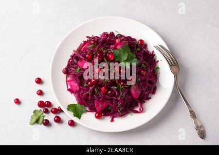 Sauce aux pommes, canneberges, canneberges, épices et légumes verts sur fond gris Banque D'Images