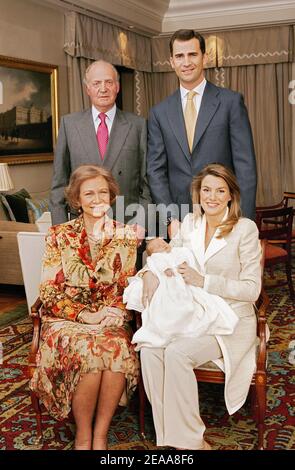 Infanta Leonor pose avec sa mère la princesse Letizia, son père le prince héritier Felipe au palais Zarzuela à Madrid, Espagne, le 7 novembre 2005. La future reine d'Espagne, la princesse Letizia, a donné naissance il y a une semaine au premier enfant du couple, une fille nommée Leonor, prêtant d'urgence à un débat sur la modification de la constitution pour donner aux femmes le même droit que les hommes d'hériter du trône. Photo de Casa Real/Borja/ABACAPRESS.COM. Banque D'Images