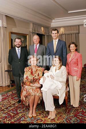 Infanta Leonor pose avec sa mère la princesse Letizia, son père le prince héritier Felipe au palais Zarzuela à Madrid, Espagne, le 7 novembre 2005. La future reine d'Espagne, la princesse Letizia, a donné naissance il y a une semaine au premier enfant du couple, une fille nommée Leonor, prêtant d'urgence à un débat sur la modification de la constitution pour donner aux femmes le même droit que les hommes d'hériter du trône. Photo de Casa Real/Borja/ABACAPRESS.COM. Banque D'Images