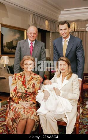 Infanta Leonor pose avec sa mère la princesse Letizia, son père le prince héritier Felipe au palais Zarzuela à Madrid, Espagne, le 7 novembre 2005. La future reine d'Espagne, la princesse Letizia, a donné naissance il y a une semaine au premier enfant du couple, une fille nommée Leonor, prêtant d'urgence à un débat sur la modification de la constitution pour donner aux femmes le même droit que les hommes d'hériter du trône. Photo de Casa Real/Borja/ABACAPRESS.COM. Banque D'Images