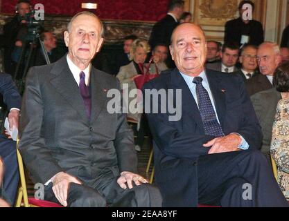 L'amiral Philippe de Gaulle et le président français Jacques Chirac assistent à une cérémonie de lancement d'un bâtiment commémoratif à de Gaulle, qui sera nommé « Historial », au bâtiment militaire des Invalides à Paris, en France, le 09 novembre 2005. Photo de Giancarlo Gorassini/ABACAPRESS.COM Banque D'Images