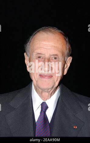 L'amiral Philippe de Gaulle assiste à une cérémonie de lancement d'un bâtiment commémoratif à de Gaulle, qui sera nommé "Historial", au bâtiment militaire des Invalides à Paris, en France, le 09 novembre 2005. Photo de Giancarlo Gorassini/ABACAPRESS.COM Banque D'Images