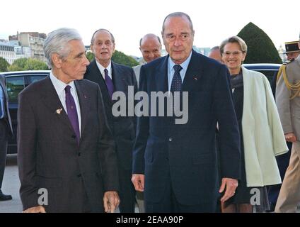 Le président français Jacques Chirac et l'amiral Philippe de Gaulle assistent à une cérémonie de lancement d'un bâtiment commémoratif à de Gaulle, qui sera nommé « Historial », au bâtiment militaire des Invalides, au bâtiment militaire des Invalides, à Paris, en France, le 09 novembre 2005. Photo de Giancarlo Gorassini/ABACAPRESS.COM Banque D'Images