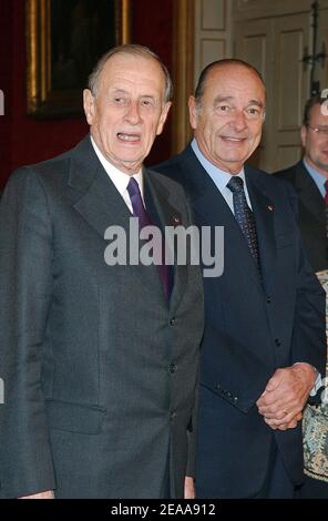 L'amiral Philippe de Gaulle et le président français Jacques Chirac assistent à une cérémonie de lancement d'un bâtiment commémoratif à de Gaulle, qui sera nommé « Historial », au bâtiment militaire des Invalides à Paris, en France, le 09 novembre 2005. Photo de Giancarlo Gorassini/ABACAPRESS.COM Banque D'Images